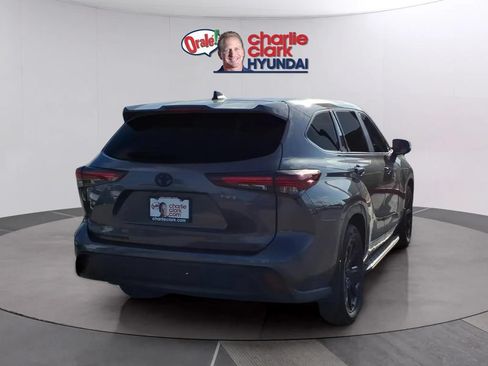Used 2024 Toyota Highlander LE FWD image 5