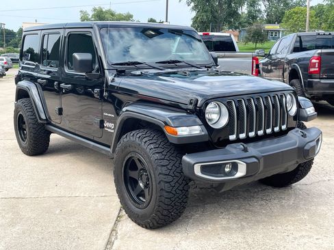 Used 2018 Jeep Wrangler Unlimited Sahara AWD/4WD image 2