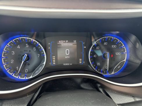 Used 2017 Chrysler Pacifica Touring-L FWD image 24