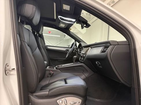 Certified 2026 Porsche Macan AWD/4WD image 25