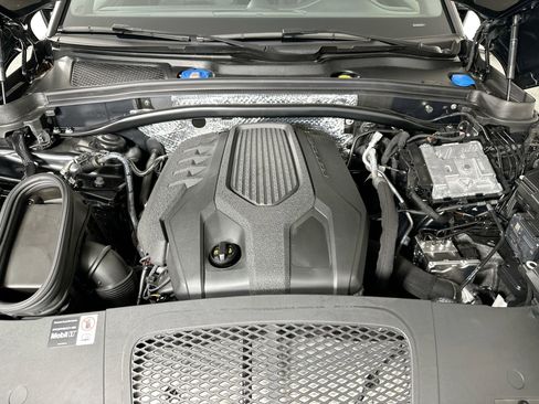 Certified 2025 Porsche Macan image 38