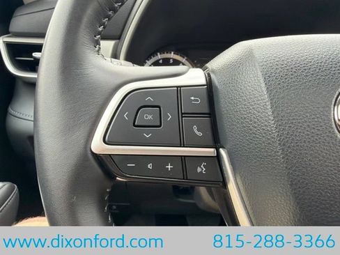 Used 2023 Toyota Highlander XLE AWD/4WD image 15