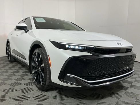 Used 2023 Toyota Crown Platinum image 4