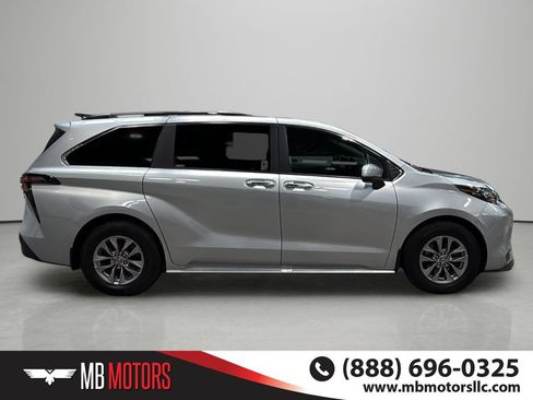 Used 2025 Toyota Sienna XLE FWD image 5