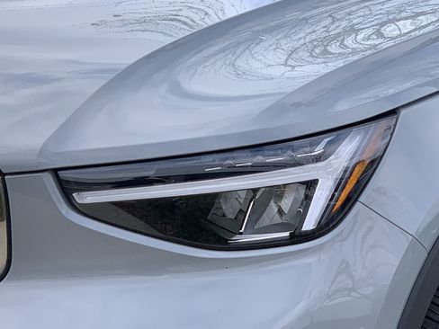 Used 2025 Volvo XC40 B5 Plus image 6