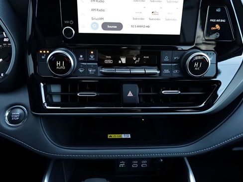 Used 2023 Toyota Highlander XLE image 41