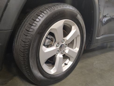 Used 2018 Jeep Compass Latitude w/ Popular Equipment Group FWD image 31