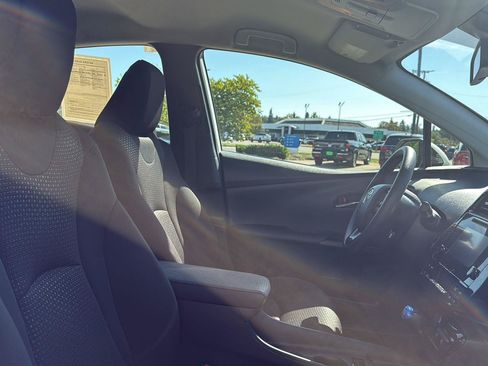 Used 2019 Toyota Prius LE AWD/4WD image 16