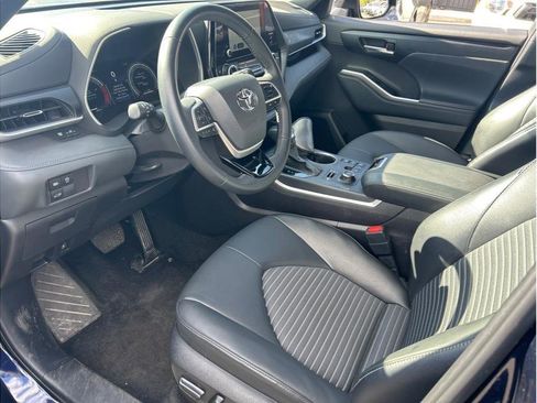 Used 2025 Toyota Highlander XSE AWD/4WD image 2