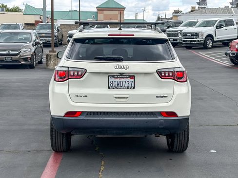 Used 2018 Jeep Compass Latitude AWD/4WD image 3
