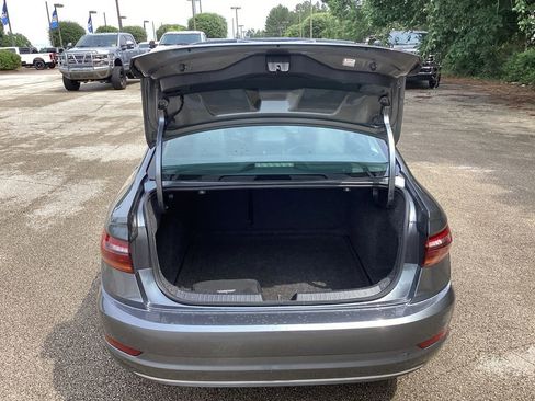 Used 2019 Volkswagen Jetta SE w/ Cold Weather Package FWD image 9