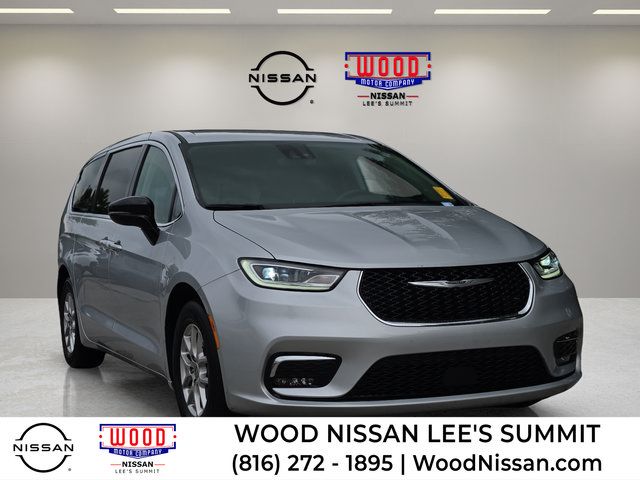 Used 2024 Chrysler Pacifica Touring-L FWD image 1