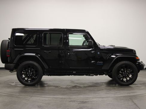 Used 2025 Jeep Wrangler Unlimited Sahara w/ Safety Group AWD/4WD image 9