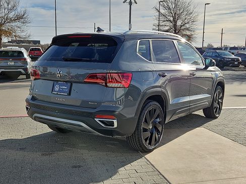 Certified 2024 Volkswagen Taos SE image 3