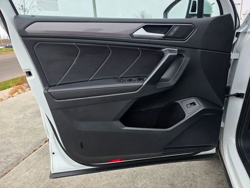 Used 2024 Volkswagen Tiguan SE image 22