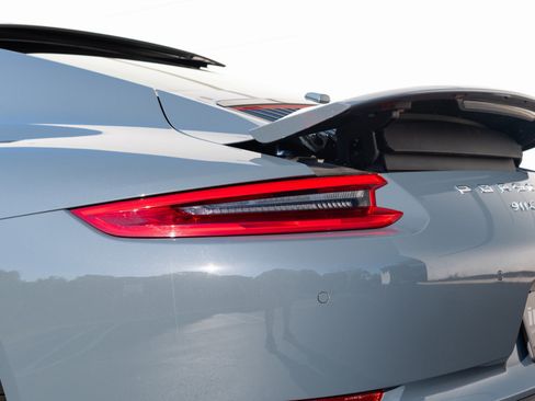 Used 2017 Porsche 911 Carrera RWD image 26