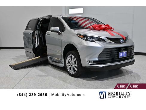 Used 2024 Toyota Sienna Platinum FWD image 1