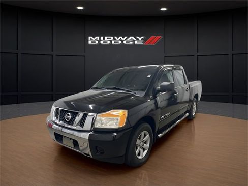 Used 2015 Nissan Titan SV image 2