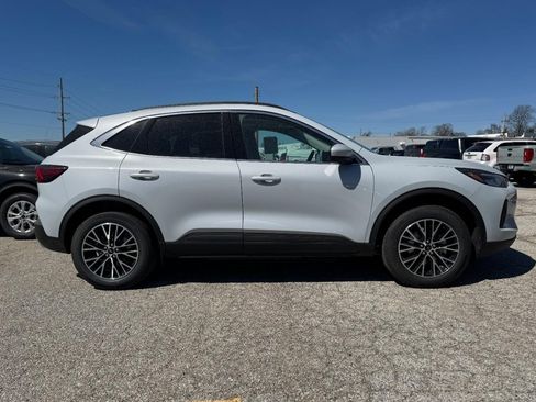 New 2025 Ford Escape SE w/ Class II Trailer Tow Package image 2