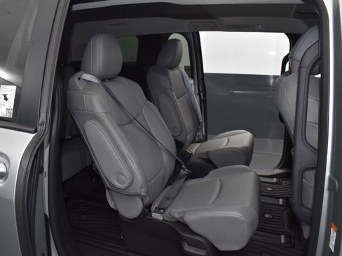 Used 2025 Toyota Sienna XLE FWD image 26