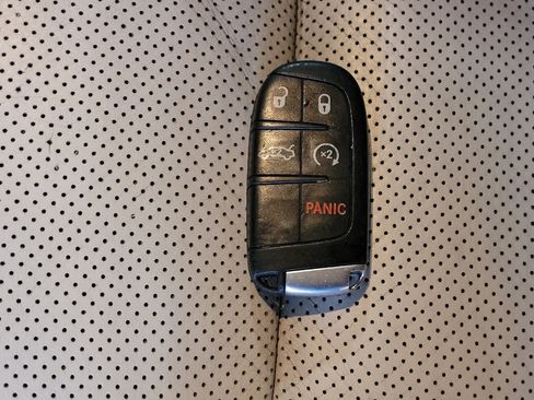 Used 2016 Chrysler 300 C image 32