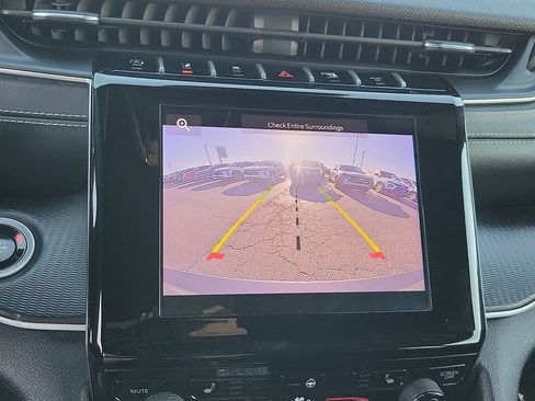 Used 2024 Jeep Grand Cherokee L Laredo image 16