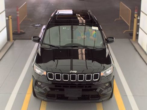 Used 2025 Jeep Compass Latitude w/ Sun & Sound Group AWD/4WD image 2