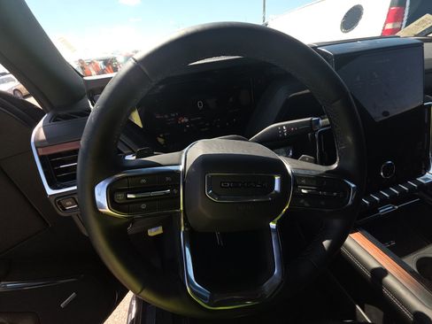 Used 2025 GMC Yukon Denali RWD image 8