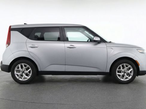 Used 2025 Kia Soul LX w/ LX Technology Package FWD image 11