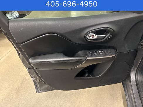 Used 2019 Jeep Cherokee Limited image 7