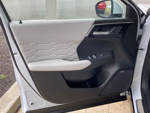 New 2026 Mitsubishi Outlander SEL image 18