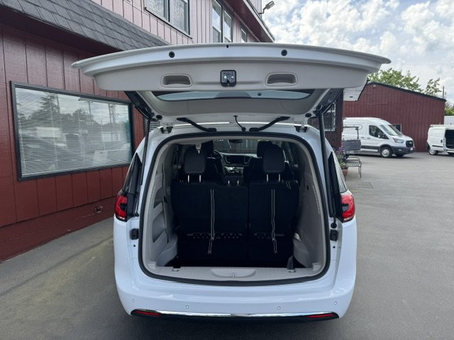 Used 2024 Chrysler Pacifica Touring-L FWD image 22
