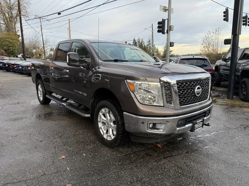 Used 2017 Nissan Titan SV image 5