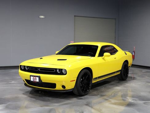 Used 2017 Dodge Challenger SXT RWD image 3