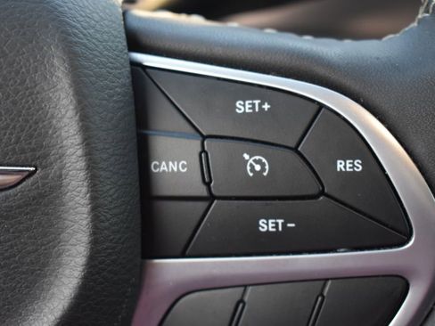 Used 2023 Chrysler Voyager LX image 27