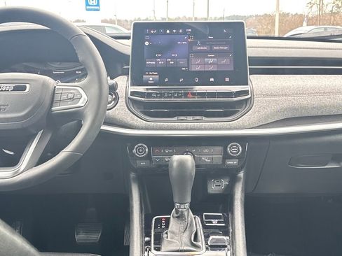 Used 2024 Jeep Compass Latitude image 20