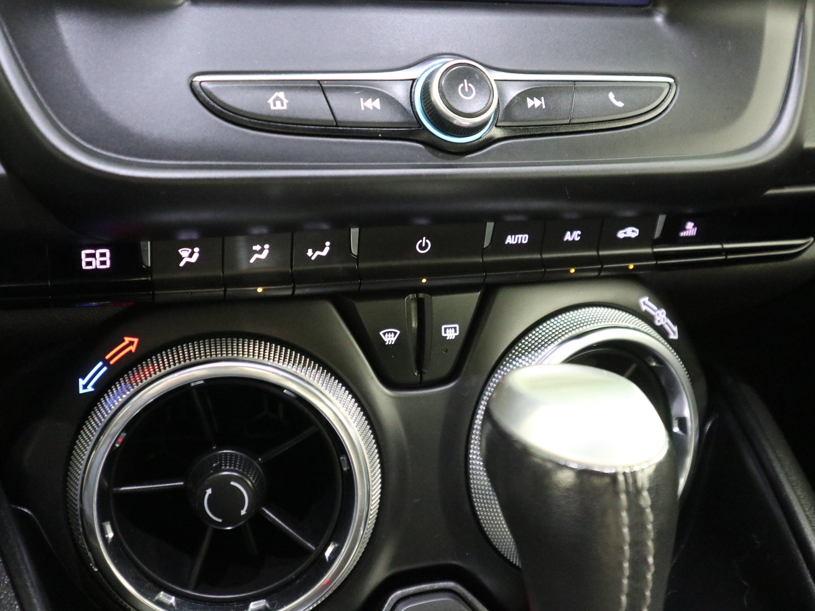 Used 2020 Chevrolet Camaro LT RWD image 25