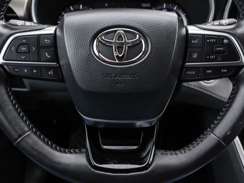 Used 2020 Toyota Highlander XLE image 16