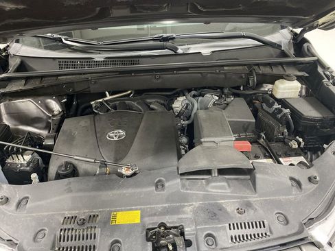 Used 2019 Toyota Highlander XLE FWD image 32