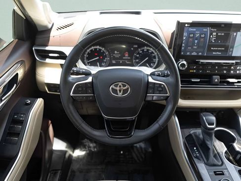 Used 2020 Toyota Highlander Platinum AWD/4WD image 18