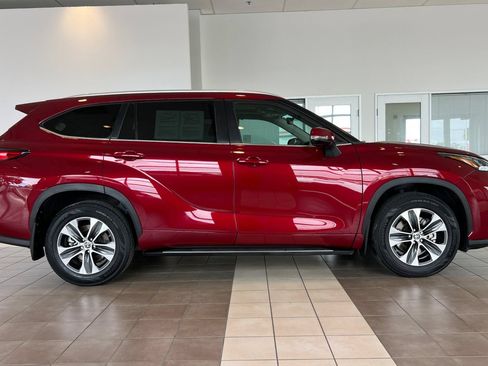 Used 2023 Toyota Highlander XLE AWD/4WD image 3