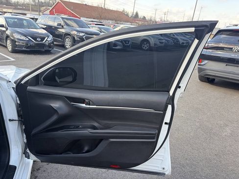 Used 2020 Toyota Camry SE image 17