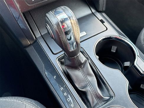 Used 2018 Ford Explorer XLT image 17