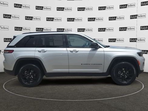 Used 2025 Jeep Grand Cherokee Altitude AWD/4WD image 7