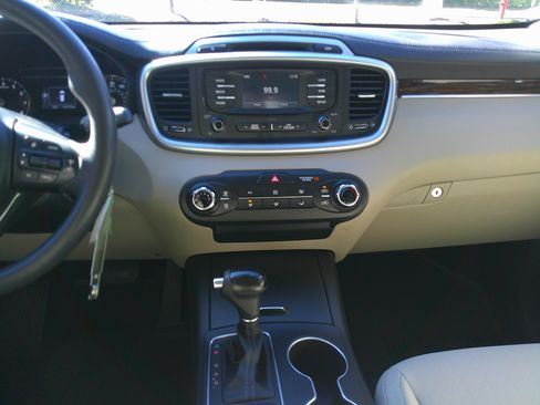 Used 2016 Kia Sorento LX image 31