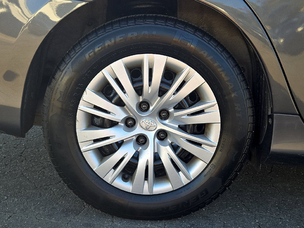 Used 2012 Toyota Camry LE FWD image 11