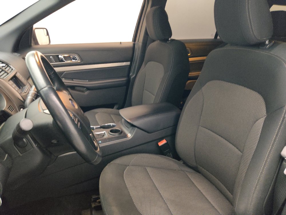 Used 2018 Ford Explorer XLT FWD image 17
