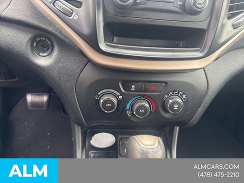 Used 2018 Jeep Cherokee Latitude FWD image 18