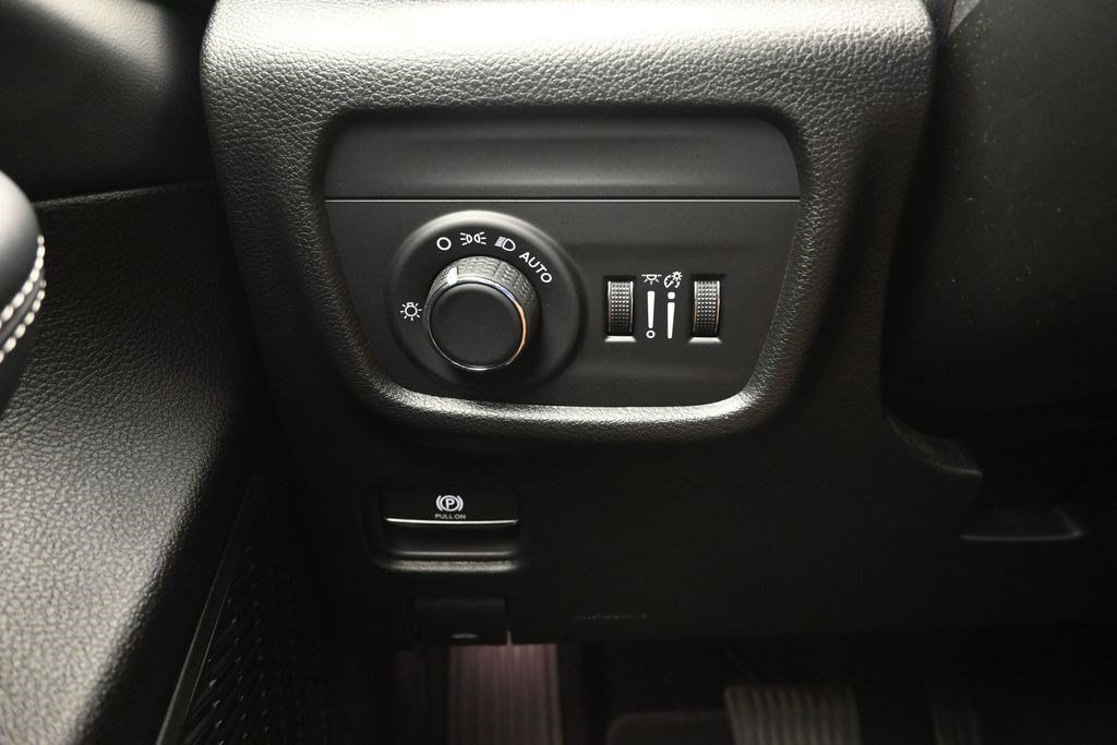 Used 2025 Jeep Grand Cherokee Laredo X AWD/4WD image 19