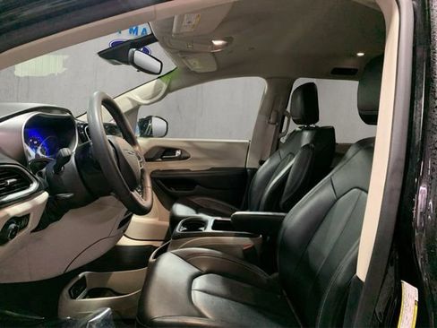 Used 2024 Chrysler Pacifica Touring-L image 14